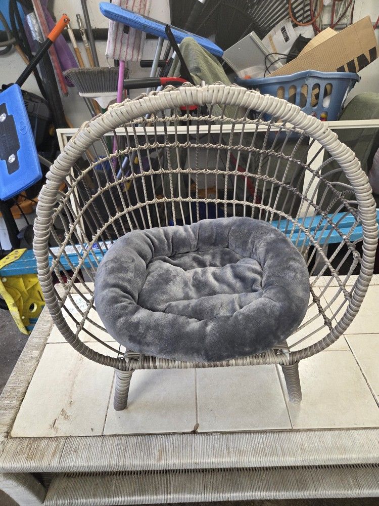 2 Dog / Cat / Beds.    S Wrong Wicker 