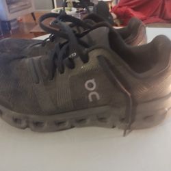 On Cloud  Women's Size 9.5 Swiss Engineered 