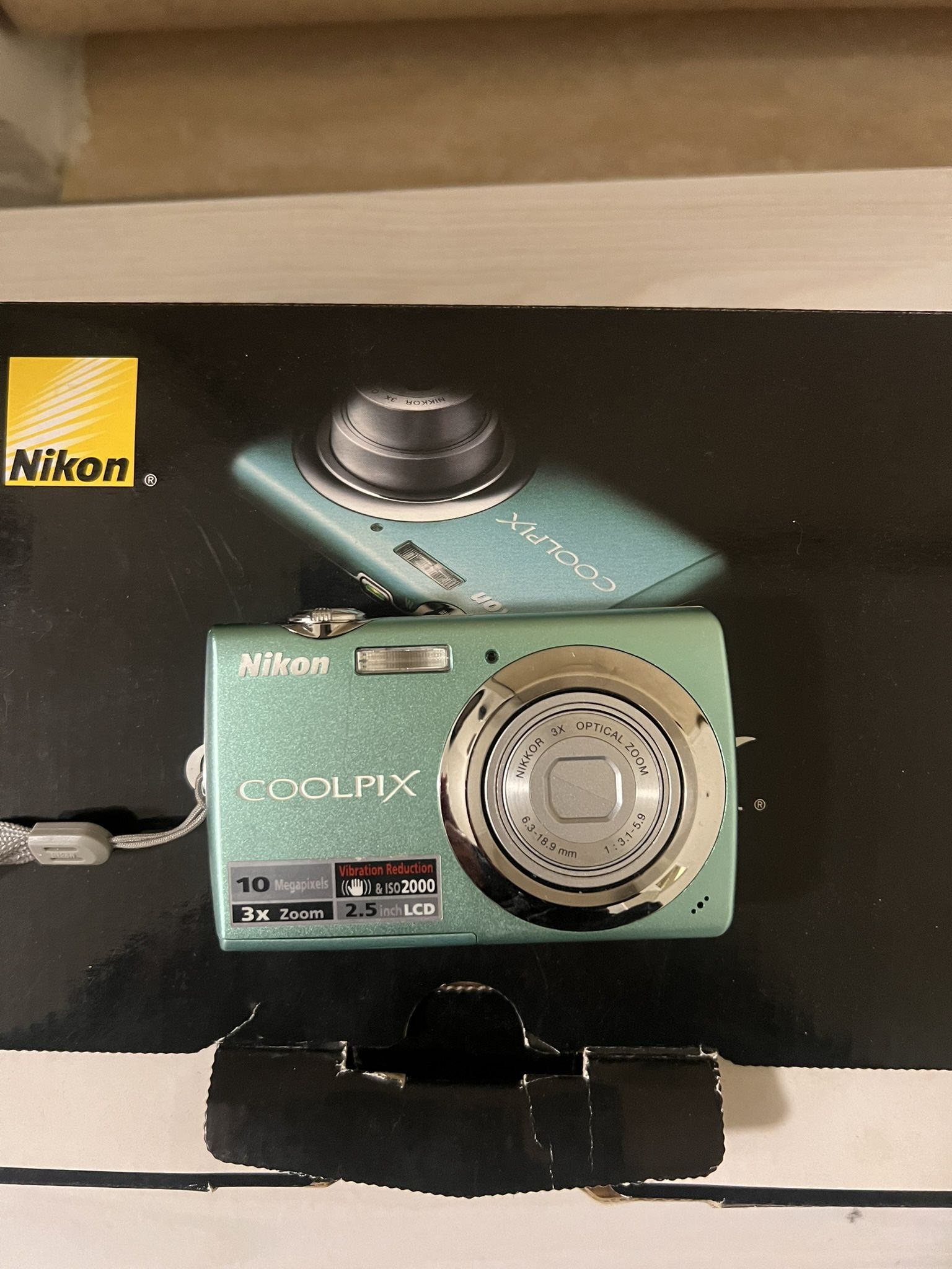 Limited Edition Green: Nikon Coolpix S220