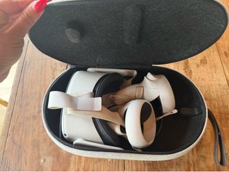 Meta Quest 2 (Oculus) All-in-One VR Headset — Complete with Carrying Case