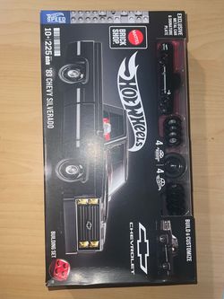 Hot Wheels Brick Shop '83 Chevy Silverado Building Set