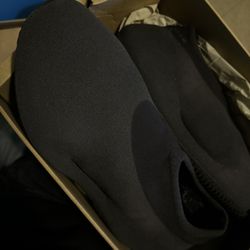 YEEZY KNIT RUNNERS SIZE: 11