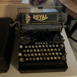 Royal Antique Typewriter