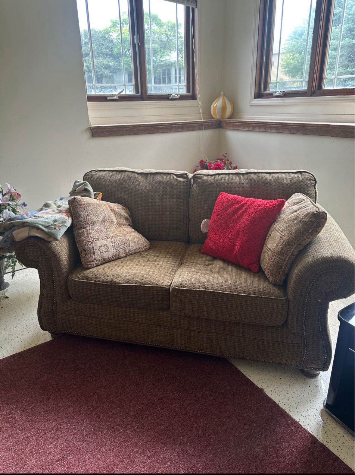 Matching Couch & Loveseat Set – Clean, Comfy, FREE DELIVERY🚗