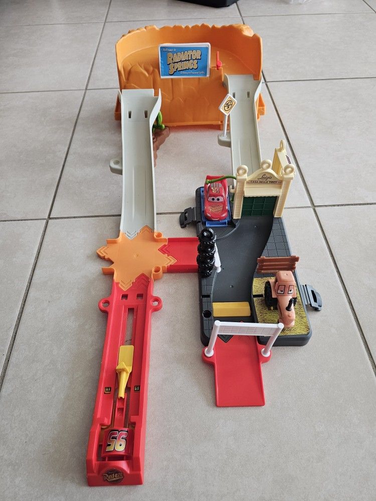 Disney Pixar Cars Race & Go Playset with Lightning McQueen Toy Car & 2-in-1 Storage