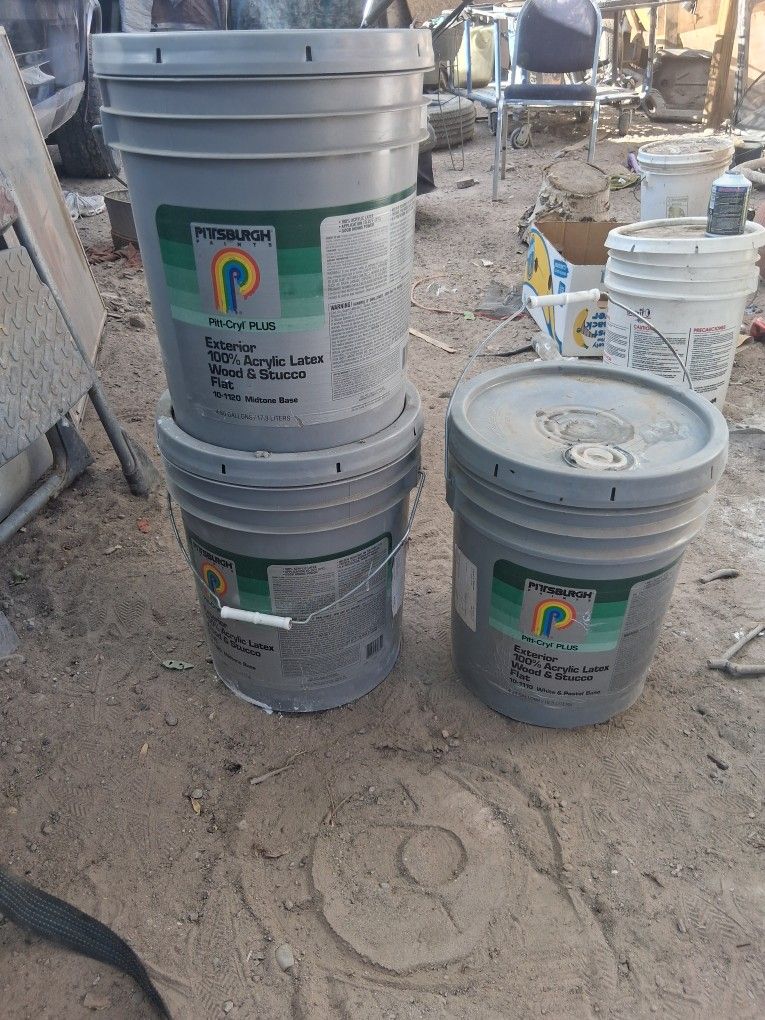 Gray flat three buckets