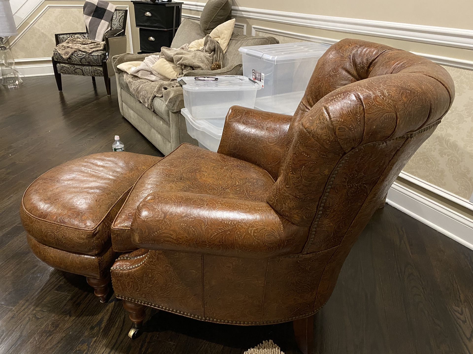 Beautiful Thomasville chair and ottoman all leather mint condition