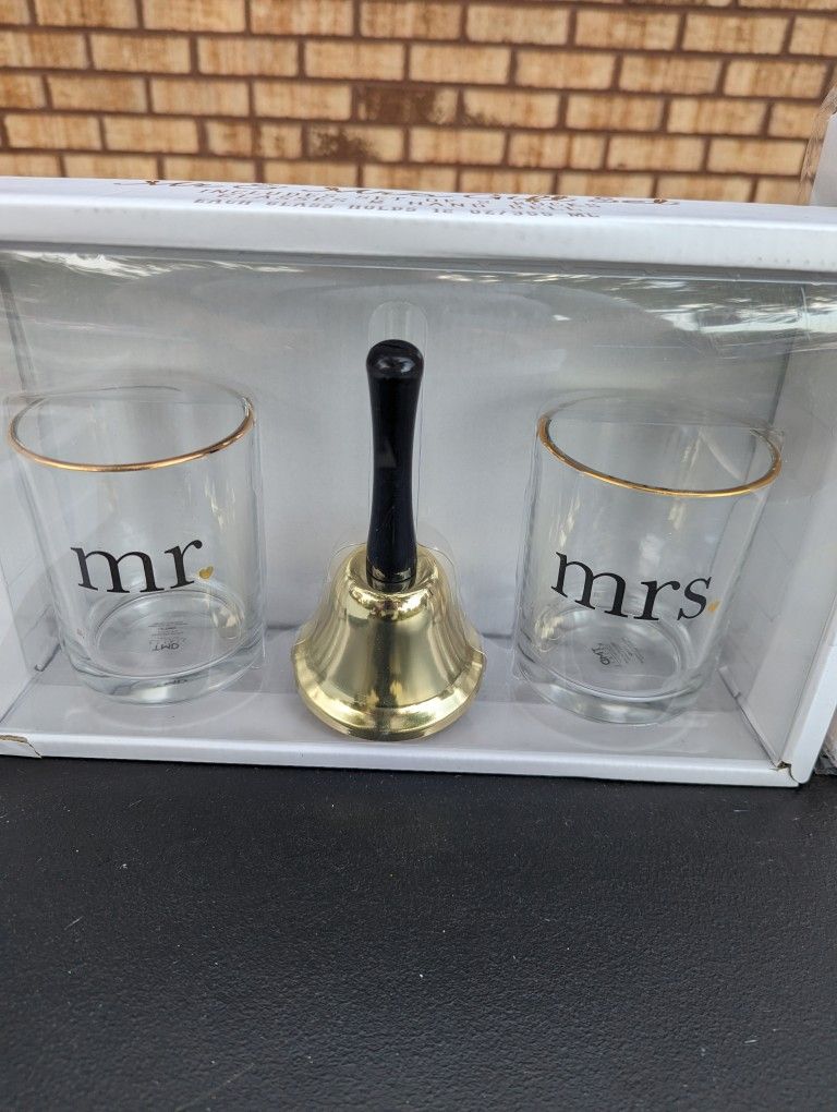 Mr .& Mrs. Cup Set & Bell