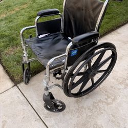 wheelchair with foot rests 
