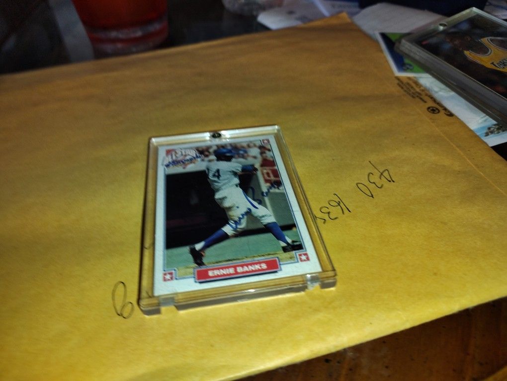 Ernie Banks Autographed Nabisco Card