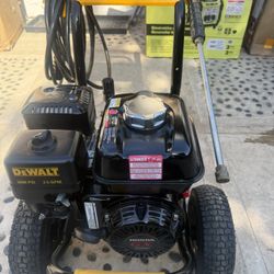 DEWALT 3600 PSI 2.5 GPM Gas Pressure Washer, Honda GX200 Engine (50-State), Heavy-Duty Commercial Cold Water Power Cleaner Good Condition Like New 