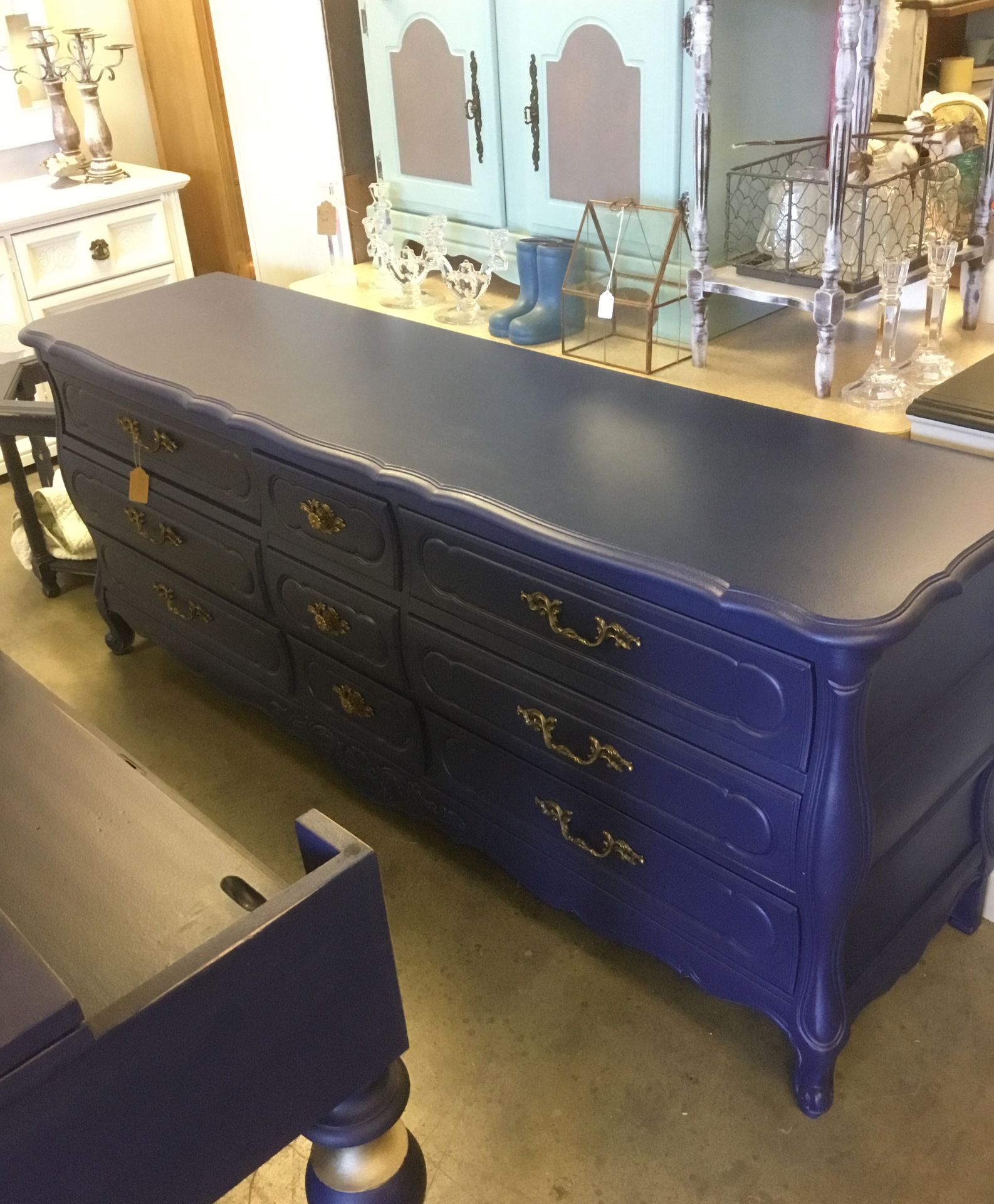 ❤️❤️Stunning Navy French provincial 9 drawer dresser with vintage hardware
