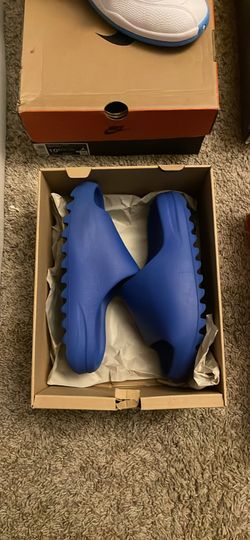 Yeezy slide, (BLUE ) size 7