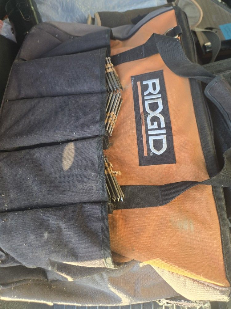 2 RIDGID FINISH NAILEE ONE BIG SIZE WITH BAG AND OTHER ONE SMALLER WITH HARD CASE