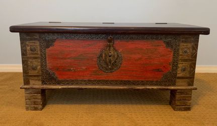 Antique-Looking Storage Chest