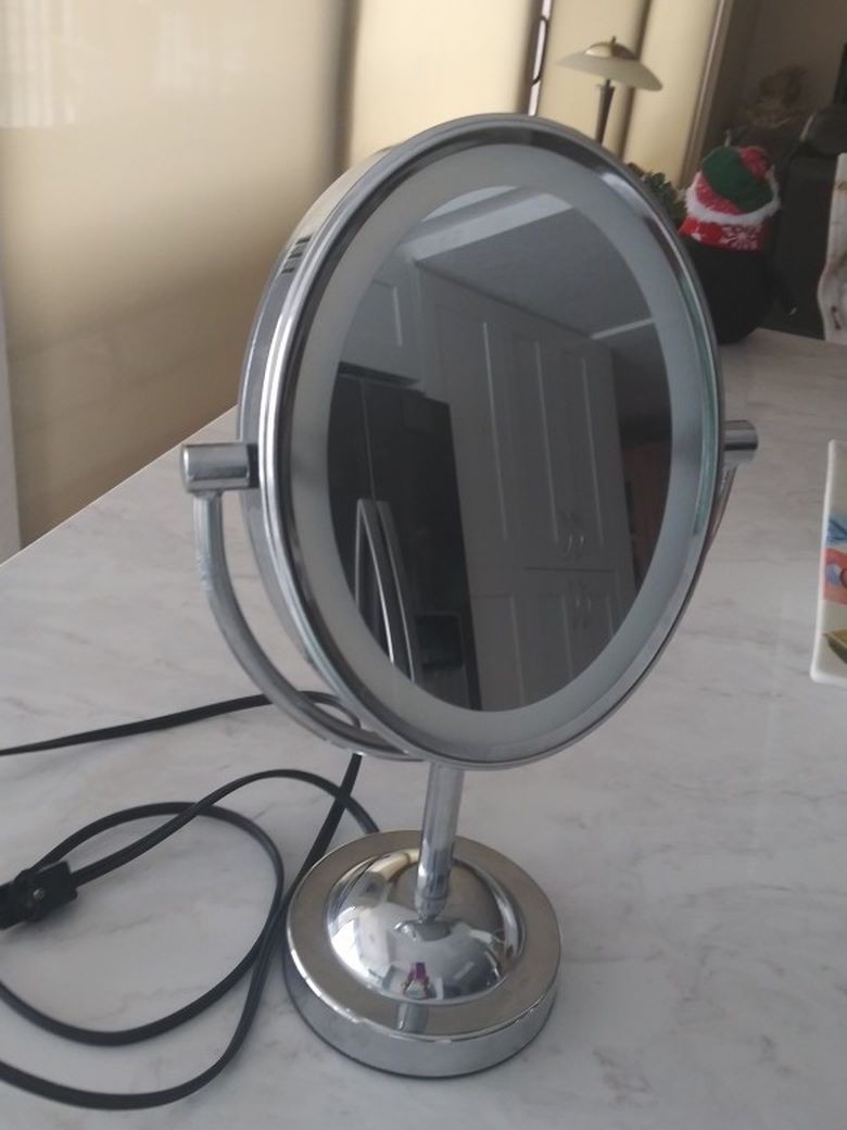 CONAIR MIRROR FOR MAKEUP OR SHAVING