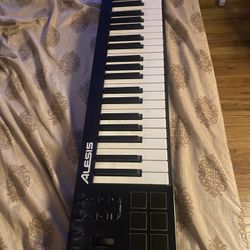 Alesis MIDI Keyboard (49Keys) With Drum Pad