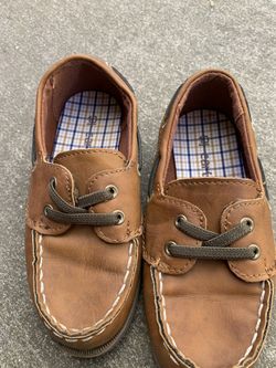 Carter’s size 10 boys shoes like new.