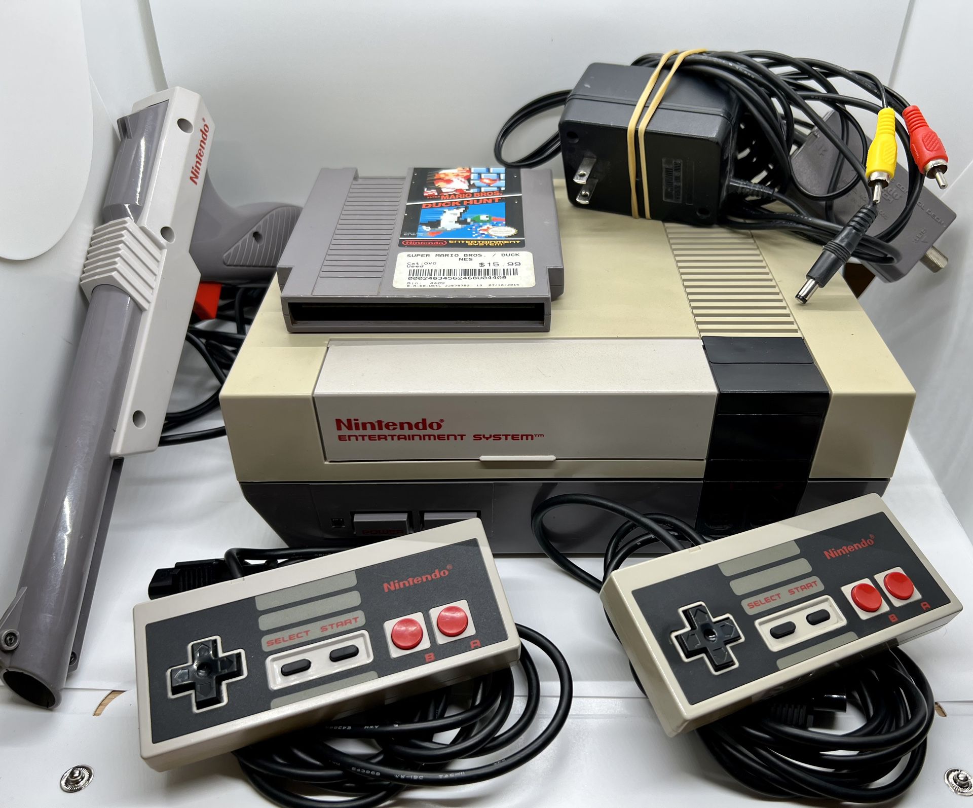Nintendo NES Orginal Console Bundle - Mario w 2 Controllers and Zapper Gun