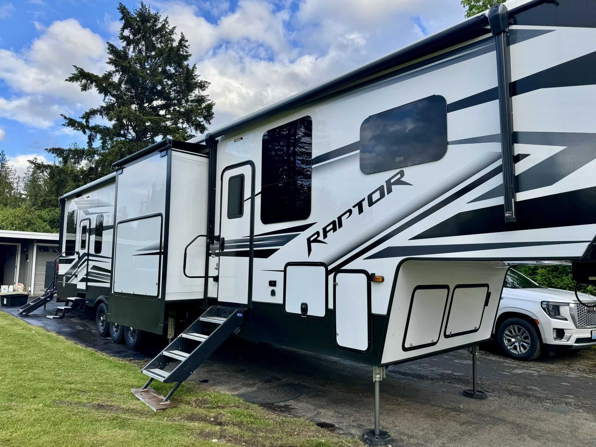 2021 Raptor Toy Hauler RV Loaded With Options