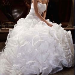 Beautiful Wedding dress! BRAND NEW. NEVER WORN. STILL WITH TAGS.