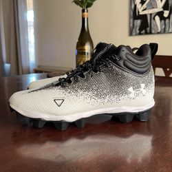 Under Armour Spotlight Franchise RM Jr. Youth's Wide Football Cleats