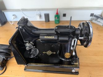 Singer featherweight sewing machine vintage