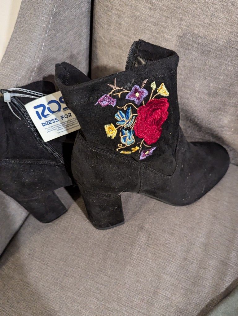 Carlos Womens Black Faux Suede Floral Embroidered Side Zip Heel Booties