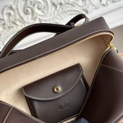 The shoulder strap can be cross-body, hand-held or underarm bag.