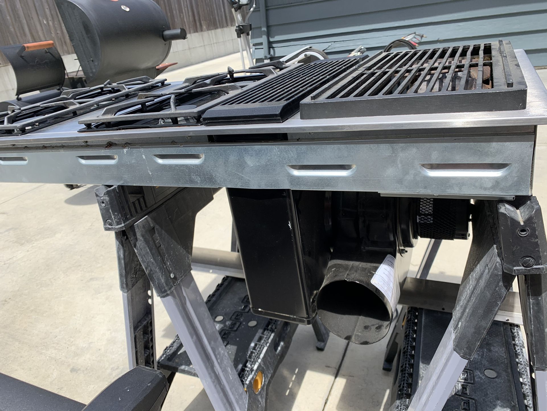 JennAir 48 Inch Gas Down Draft Cooktop JGD8348cdp for Sale in Seatac
