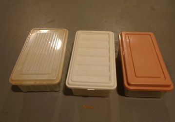3 Plastic Storage Containers With Lids