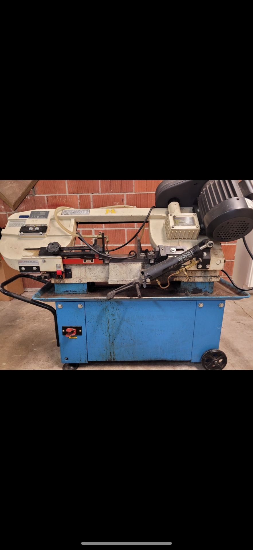 horizontal metal cutting band saw.
