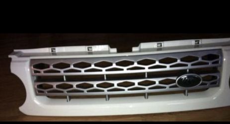 2011 Original Land Rover LR 4 Grill & side vents - almost brand new