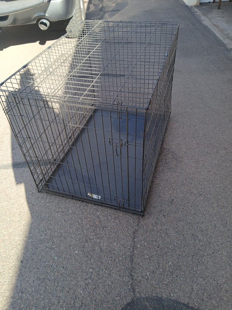 Large collapsible dog crate 40 in by 28 in by 30 in high great condition