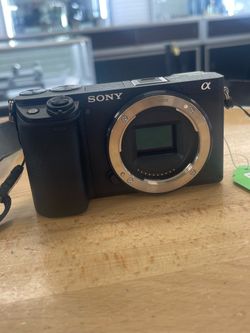 Sony A6400 camera w lens and case