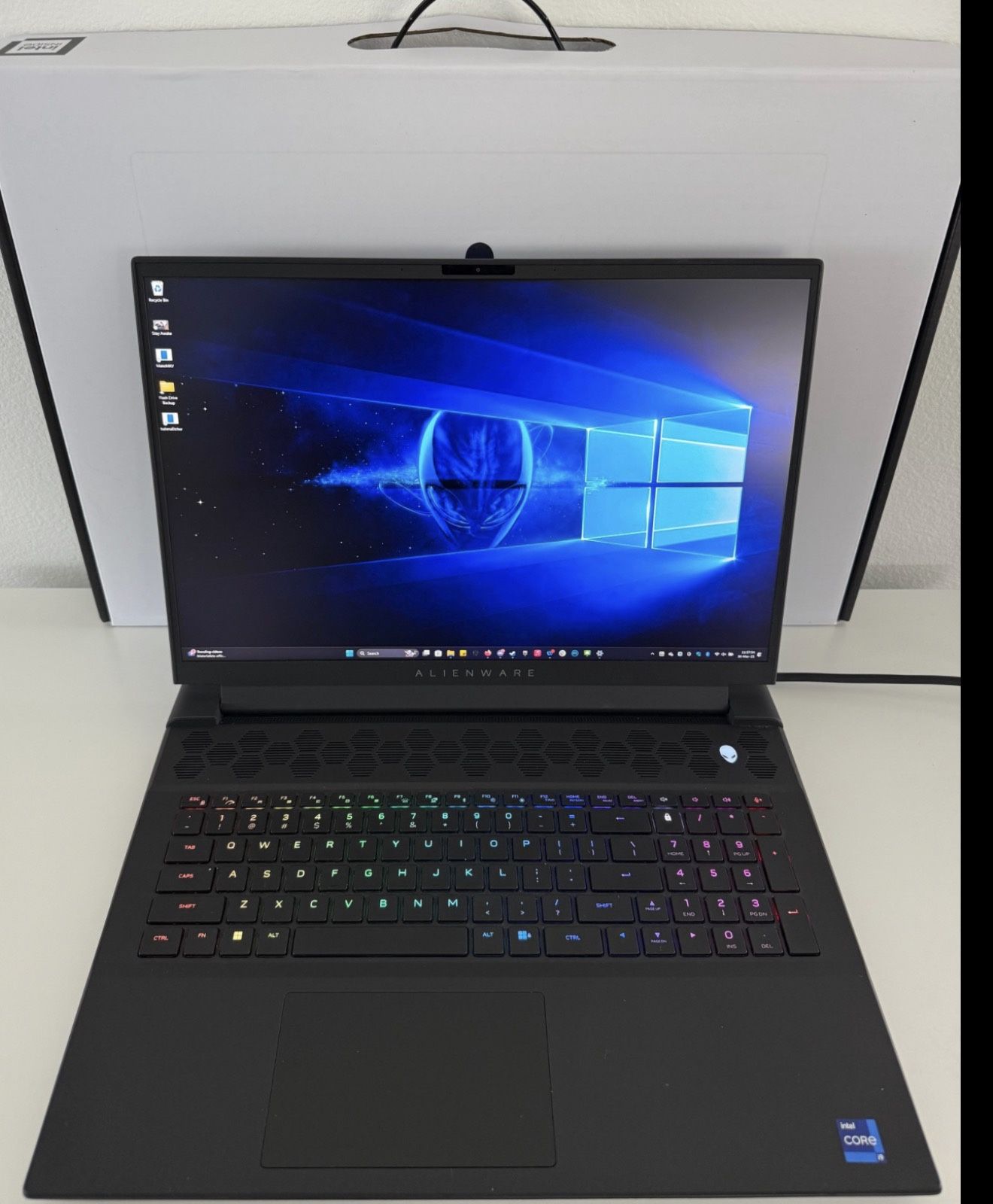 Alienware m18 R2 RTX 4090 (64GB/4TB) FULL BUNDLE – Laptop + Official Backpack + IETS GT600 Turbo Cooler – Desktop Power To Go