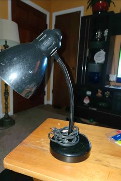 🧚‍♀️USED DESK LAMP WITH ADJUSTABLE NECK TO SET THE LIGHT IN THE RIGHT PLACE