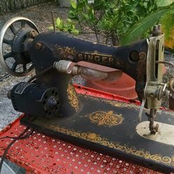 "Singer" Sewing Machine