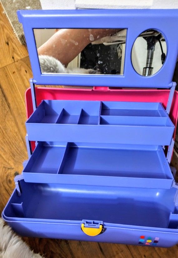 Vintage Caboodles Make Up Case 3 levels with Mirror complete Train case in great condition!