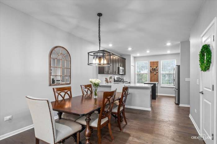 Dining Room Table & Chairs
