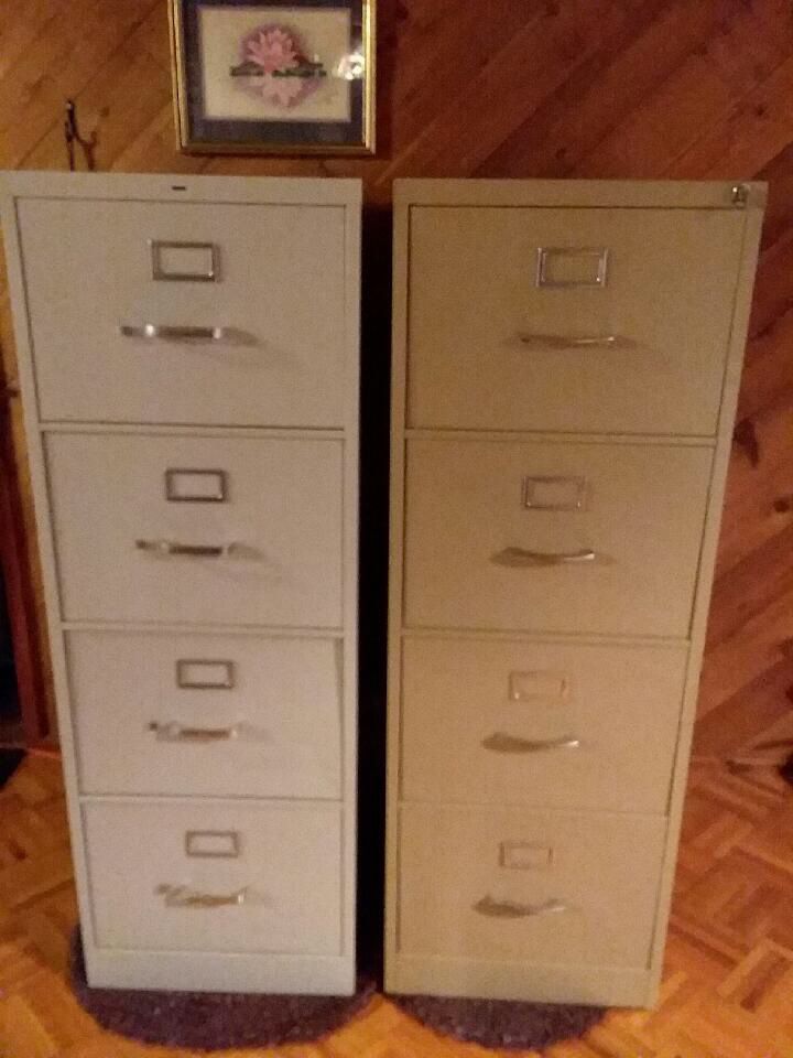 Metal file cabinet with lock