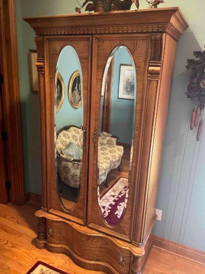 Ropero Vintage Dos Puertas De Espejo - Vintage two door, one drawer armoire, no artificial plant inc