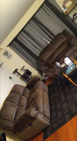 Power Reclining Couch & Love Seat Set!
