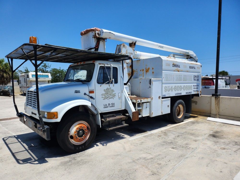 International 4700 60 Ft Double Nuckle Altec