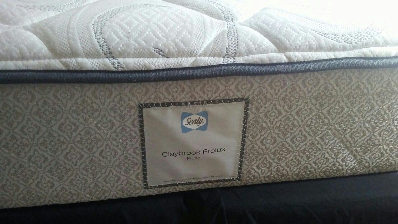 Sealy. Claybrook prolux PLUSH mattress Set for Sale in Orlando FL