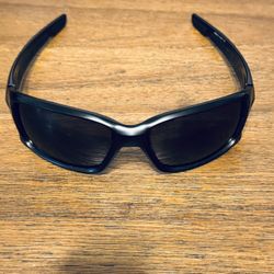 Oakley Straightlink Matte Black Sunglasses | OO9331-02 Condition: Excellent / Pre-owned Frame: Matte Black O-Matter Lens: Grey Size: 61-17 132 Descrip