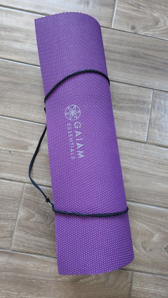 Gaiam Essentials Thick and Thin Yoga Mat Fitness & Exercise Mat with Easy-Cinch Carrier Strap