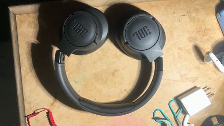 JBL BLUETOOTH HEADPHONES