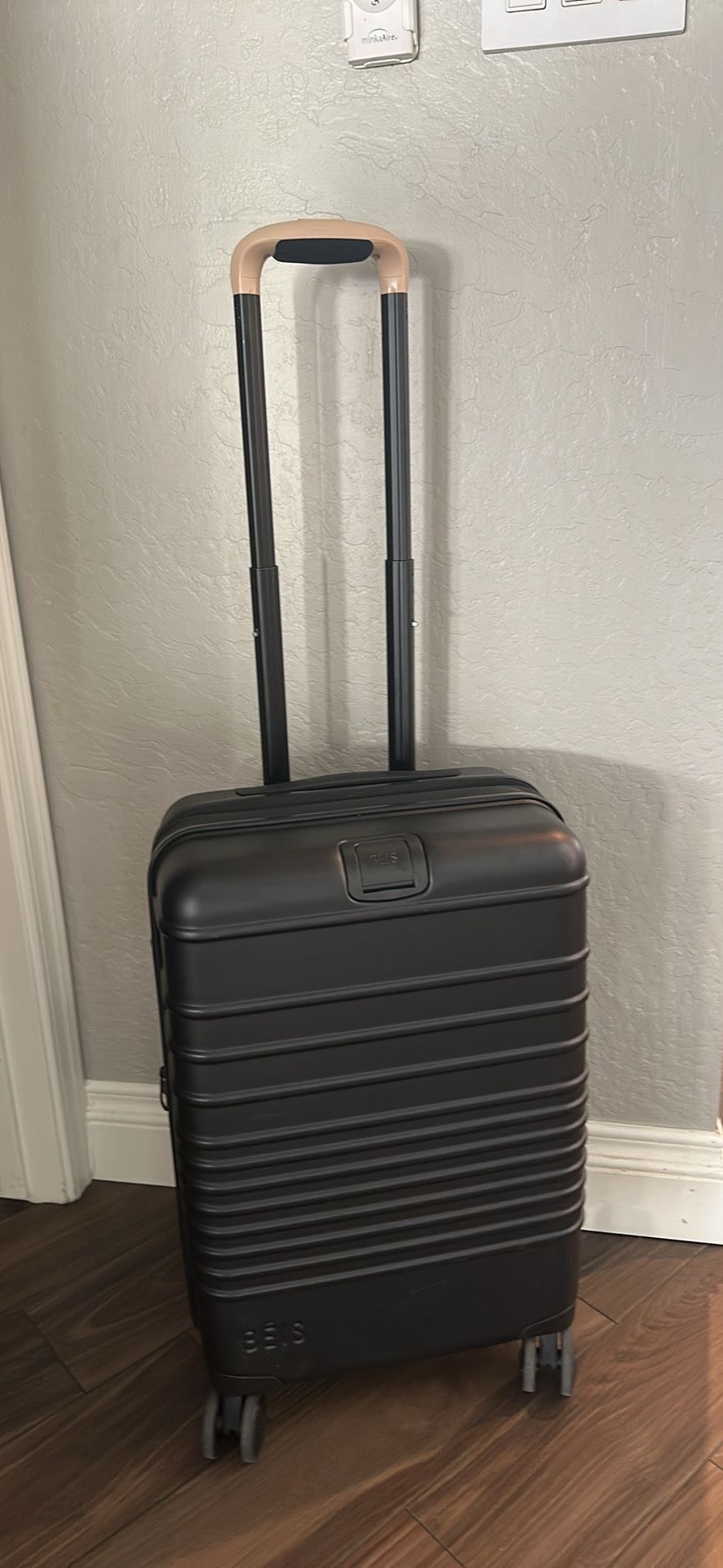 Beis THE CARRY-ON ROLLER IN BLACK