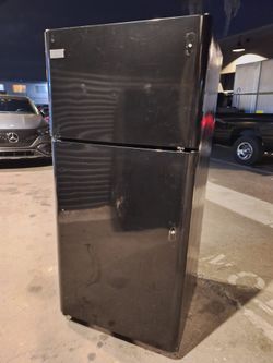 APARTMENT SIZE REFRIGERATOR BLACK COLOR)